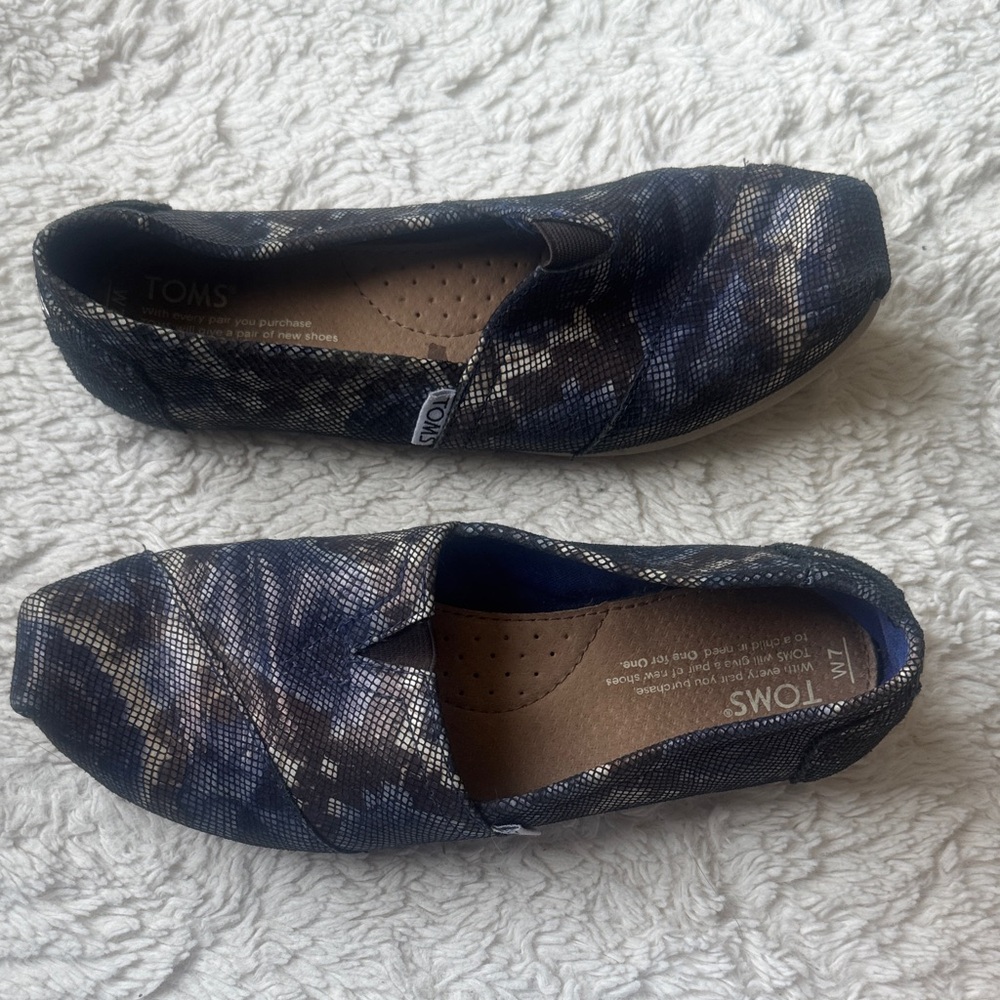 TOMS Women's Navy and Black snake Patterned Flats
